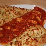 Chilli Putenfleisch mit gehackten Tomaten und Foccacia