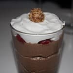 Schoko-Baileys-Mousse mit Schattenmorellen