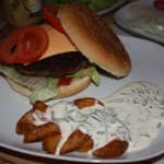 Burger mit Kartoffelspälten und Käsedip