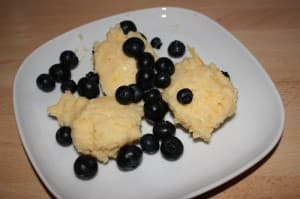Grießnockerl mit heißen Heidelbeeren
