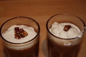 Nougat-Mouse mit Nusskrokant