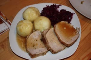Schweineschmorbraten mit Knödel und Rotkohl