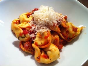 Tortellini mit würziger Tomatensoße