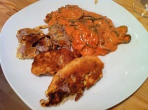 Schweinefilet in Ei-Hülle mit Zucchini in Tomatensauce