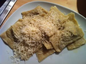 Hausgemachte Ravioli mit einer Fleischfüllung & Spinat